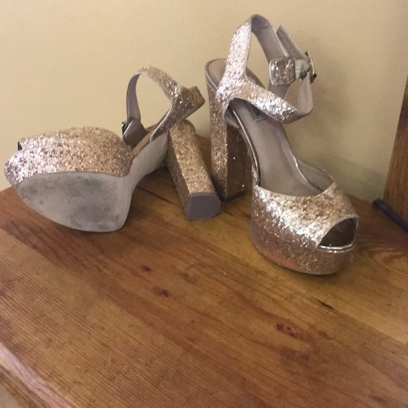 Steve Madden Jillyy Gold Block Platform Heel - Picture 3 of 7